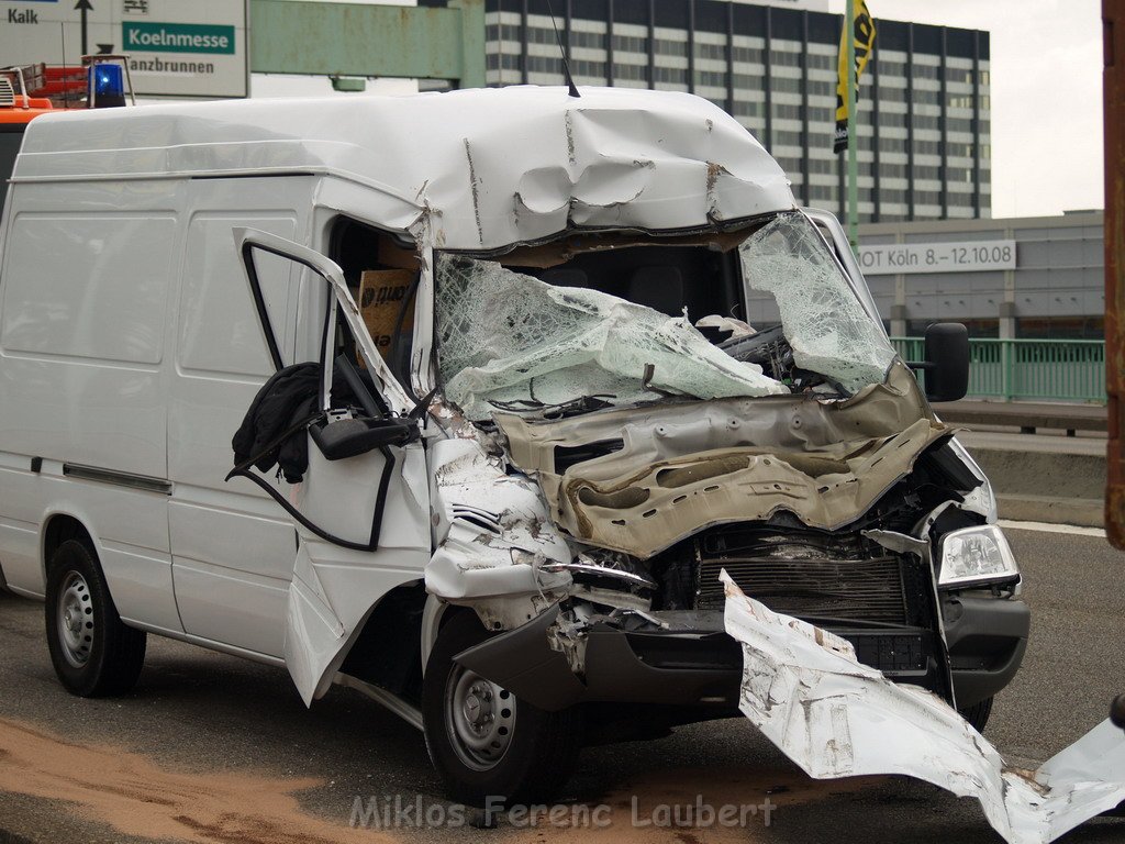 VU Transporter Lkw Zoobruecke Rich Koeln    P19.JPG